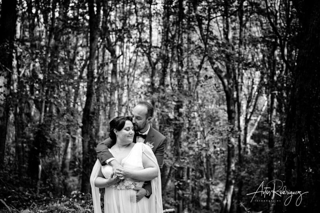 Fotografía de boda en blanco y negro en los bosques de Aia, Gipuzkoa. Pareja celebrando su boda en el País Vasco.