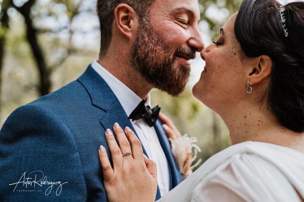 rimer plano íntimo de la pareja de novios en su boda en Aia, Euskadi. Detalle del traje del novio y la mano de la novia.