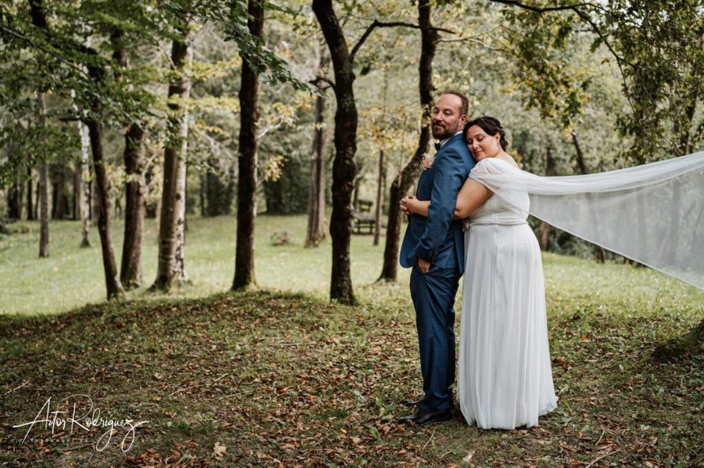 Novia apoyada en el novio en un entorno natural. Sesión de fotos de boda en el Parque Natural de Pagoeta.