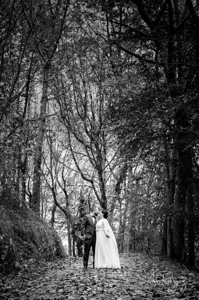 Pareja de novios besándose en un sendero del bosque del Parque Natural de Pagoeta, fotografía de boda en blanco y negro en el País Vasco.