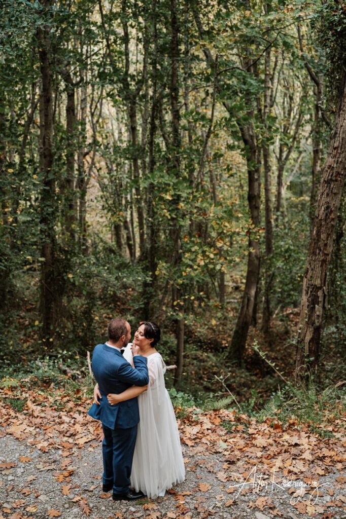 Pareja de recién casados abrazándose en un bosque otoñal del Parque Natural de Pagoeta, fotografía de boda en Gipuzkoa.